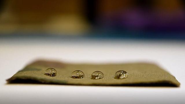 Суперотталкивающий эластичный материал противостоит любой жидкости