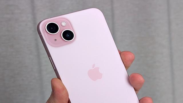 Apple передумала и вернет свой самый странный iPhone в продажу