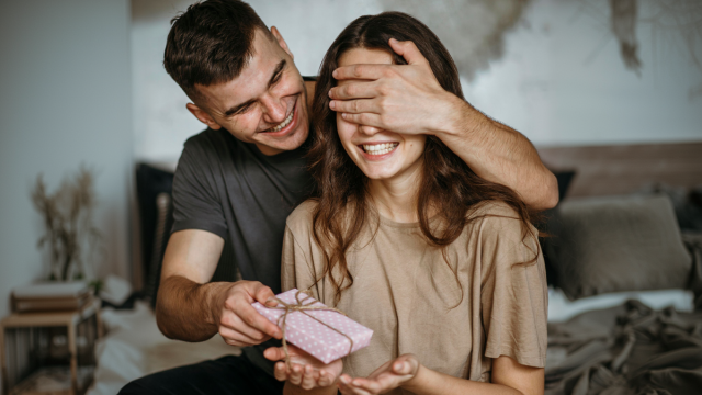 Букет или смартфон: что россияне дарят на 8 марта в 2026 году