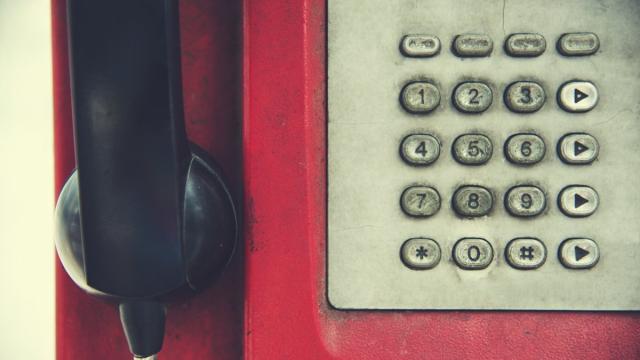 В Госдуме предложили вернуть таксофоны из-за сбоев связи