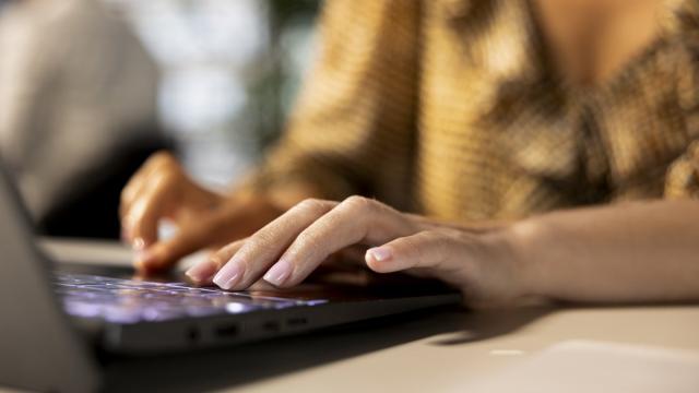 В Петербурге и других городах начали замедлять домашний интернет