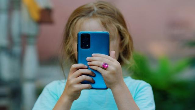 Женщина в суде обвинила I*******m и YouTube в том, что она не может оторваться от соцсетей