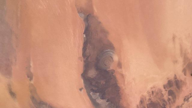 Как выглядит гигантский «глаз Сахары» из космоса