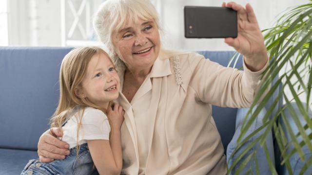 Мошенники не смогут звонить пенсионерам и писать детям