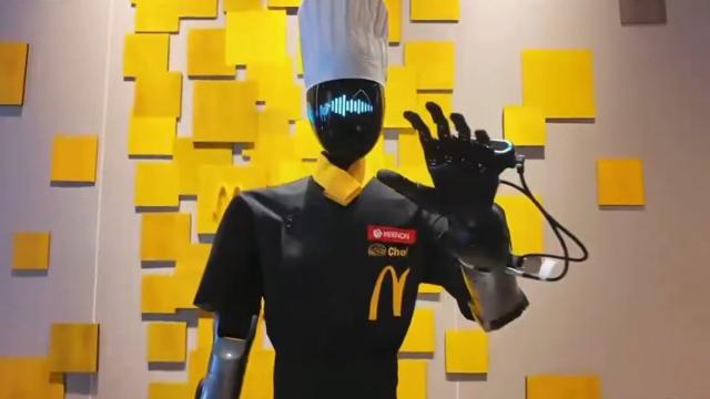 На кассах китайского McDonald’s появились роботы-гуманоиды