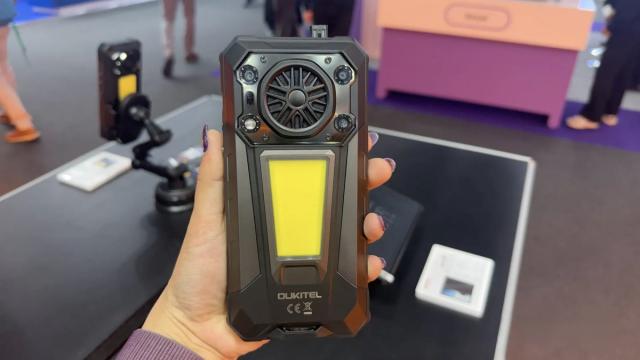 На MWC 2026 показали смартфон со встроенным прикуривателем