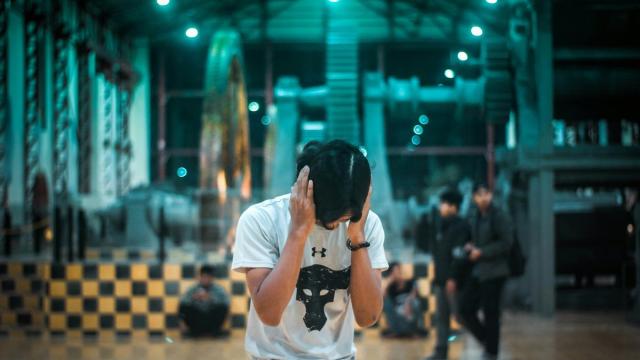 Не закрывайте глаза: как лучше слышать в шумной обстановке