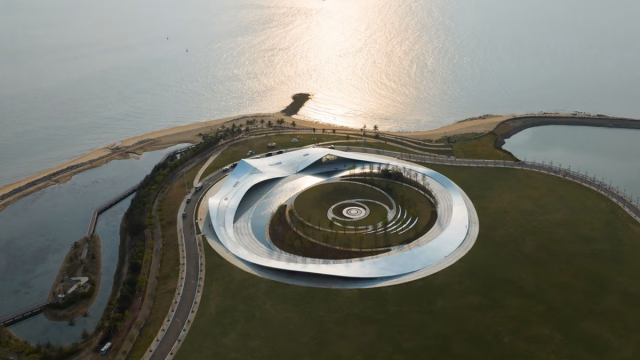 Посмотрите на архитектурный шедевр из Китая: он образует гору в небе