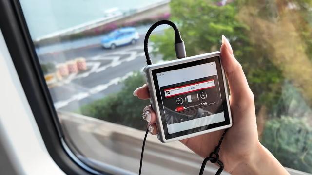 Anbernic показал странную консоль с поворотным экраном. Она выглядит как привет из 2000-х