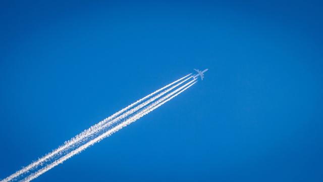 Какую опасность скрывает конденсационный след от самолета