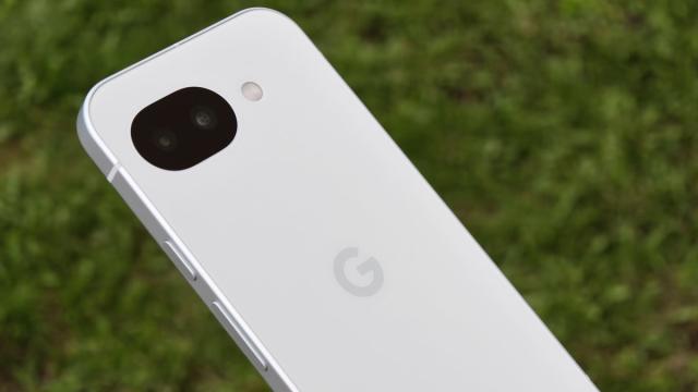Обзор Google Pixel 10a: худший смартфон «на бумаге» оказался одним из самых лучших