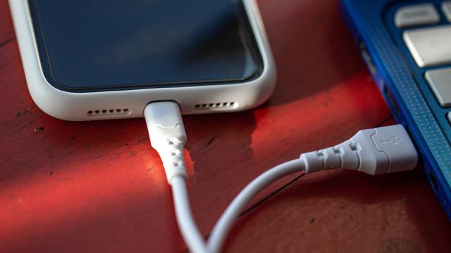 Удивите друзей: ваш смартфон может сказать что-нибудь смешное, когда вы втыкаете в него зарядку