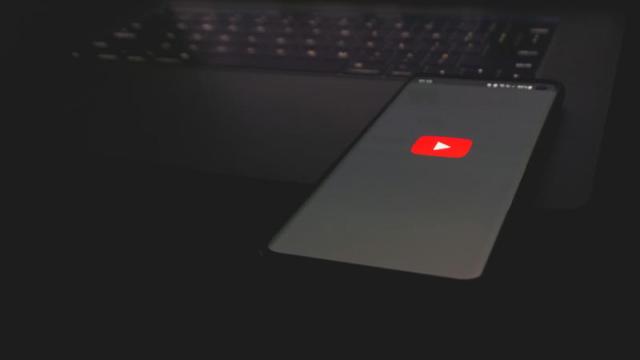 YouTube будет показывать рекламу в прямых эфирах, не прерывая их, но перебивая диктора