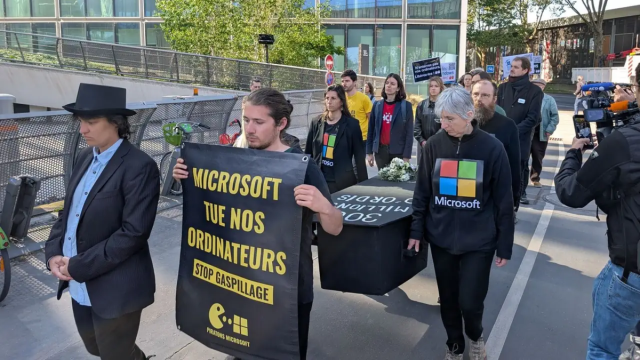 Во Франции устроили похороны Windows 10