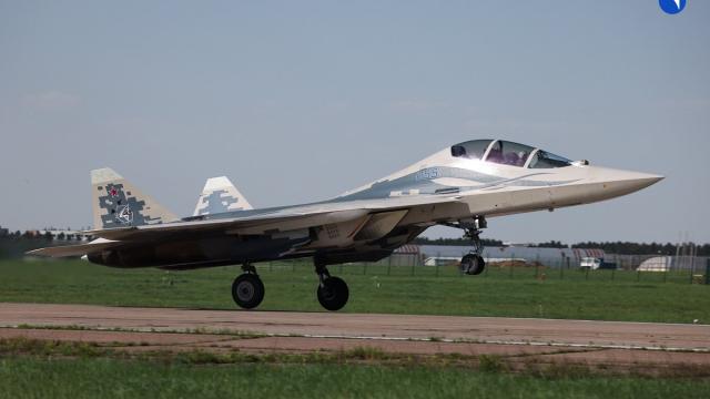 Двухместный истребитель Су-57Д совершил первый полет (видео)
