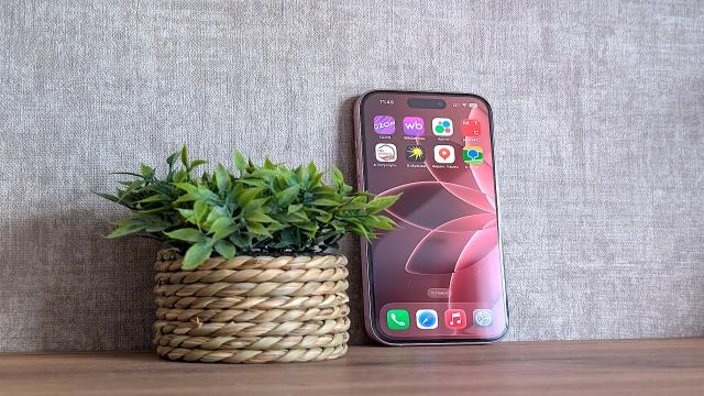 Забирайте «стеклянные» обои, идеально подходящие для iOS 26