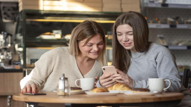 Как оформить договор на SIM-карту для ребёнка или пожилого родственника