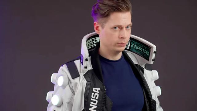 Косплеер смастерил куртку из Cyberpunk 2077 с OLED-воротником, на котором можно играть в Cyberpunk 2077