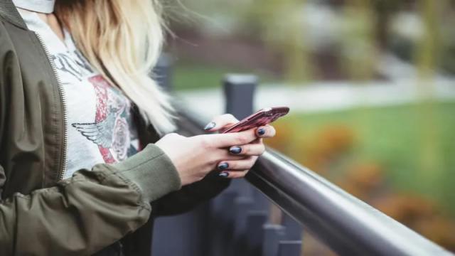 M**a запустила сервис Instants для обмена спонтанными фото без ретуши