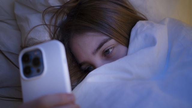 Каждый второй засыпает под видео — исследование «VK Видео»
