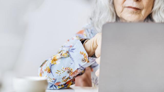 Одна главная инструкция, как уберечь родителей и бабушек от мошенников