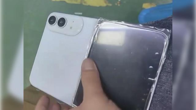iPhone Fold просто ужасен! Посмотрите, как он выглядит вживую в белом цвете