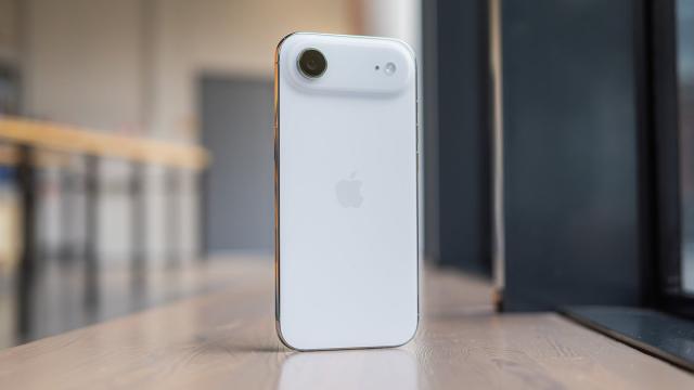 Аскетичный iPhone Air подешевел в России