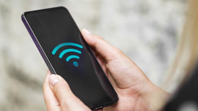 Россияне стали в 3,5 чаще подключаться к публичным Wi-Fi из-за проблем с мобильным интернетом