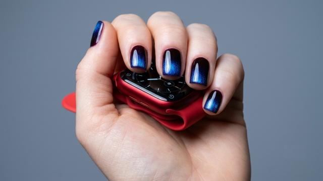 💅 Жена в шоке! Зарядку от Apple Watch можно использовать для необычного маникюра