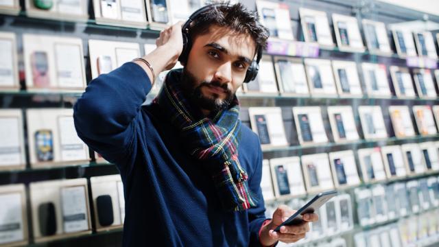 На «Горбушке» арестовали огромную партию электроники Apple и Dyson