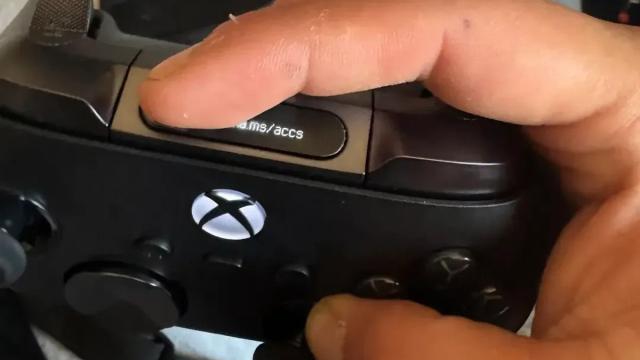 Новый геймпад Xbox со встроенным дисплеем засветился на фото