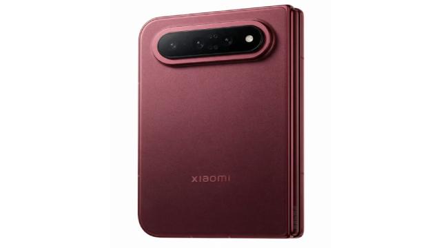 Широкий, складной, бордовый, но не iPhone Ultra. Загадочный Xiaomi 18 Fold впервые показали вживую
