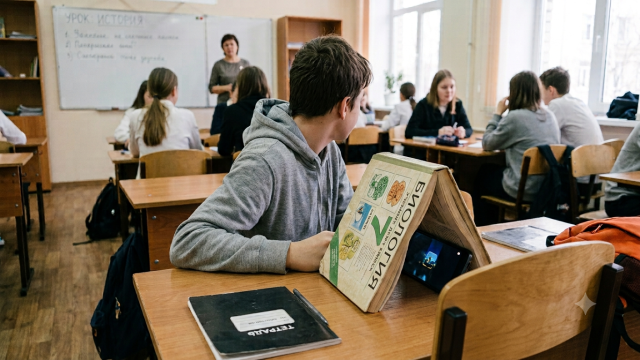 Школьникам запретят смартфоны с 1 сентября