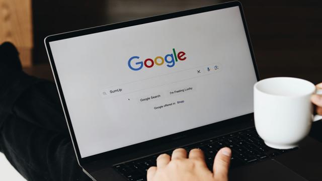 Google начала убирать кнопку «Поиск в Google» с главной страницы — её заменяет ИИ, но пока только в рамках теста