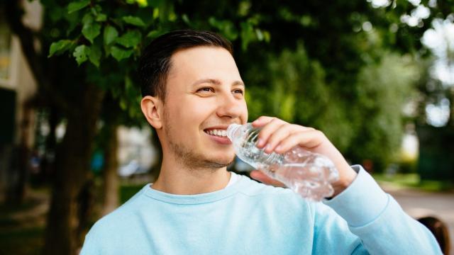 Названы 4 признака того, что вы пьете слишком много воды