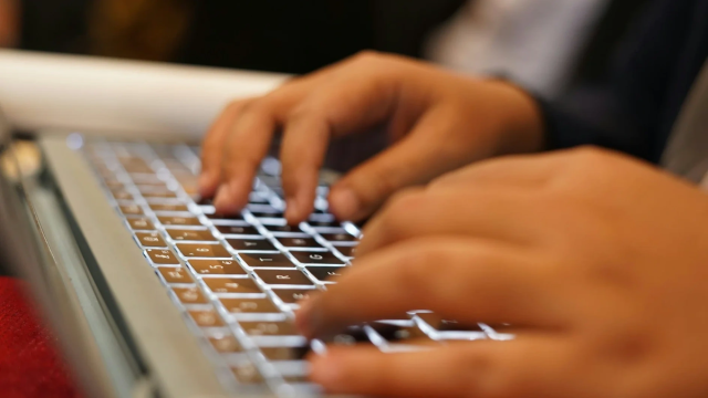 Россиянам отменяют подписки в Cursor: что известно