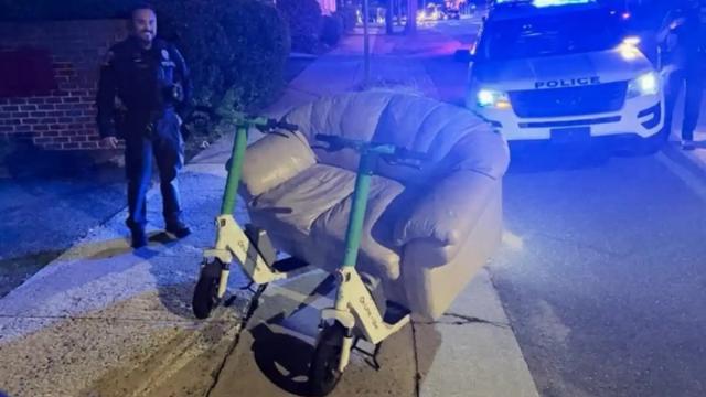 Диван на двух самокатах: в США полиция остановила необычный транспорт