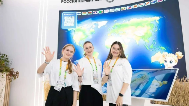Роботы доят коров, трактор сам выбирает плуг, а в бидоне живёт пасека: чем удивил Минсельхоз на МФМ
