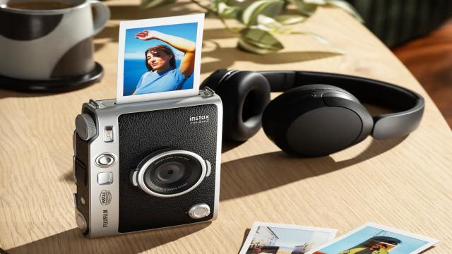 Фанаты ламповых фотокарточек, это для вас! Вышла Fujifilm Instax Mini Evo 2 с сенсорным экраном и съёмкой видео