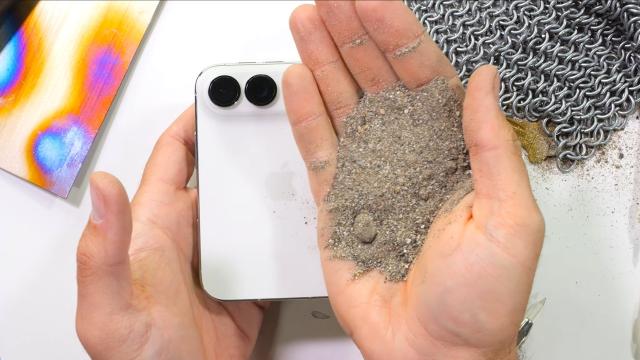 iPhone Duo не удалось сломать голыми руками. Но с шарниром и экраном есть проблемы