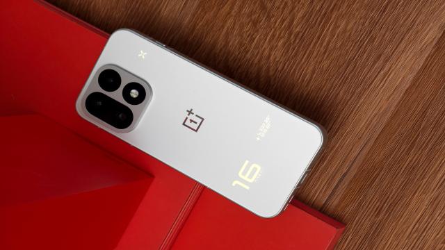 OnePlus 16 показали вживую до выхода