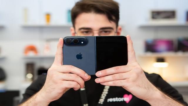 restore: первым привез в Россию складной iPhone Duo — новинку уже можно увидеть во флагманском магазине на Неглинной